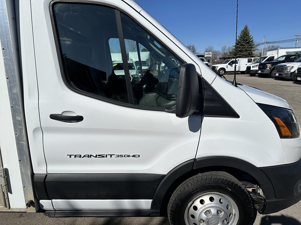 2023 Ford 12' Box Truck Image 3