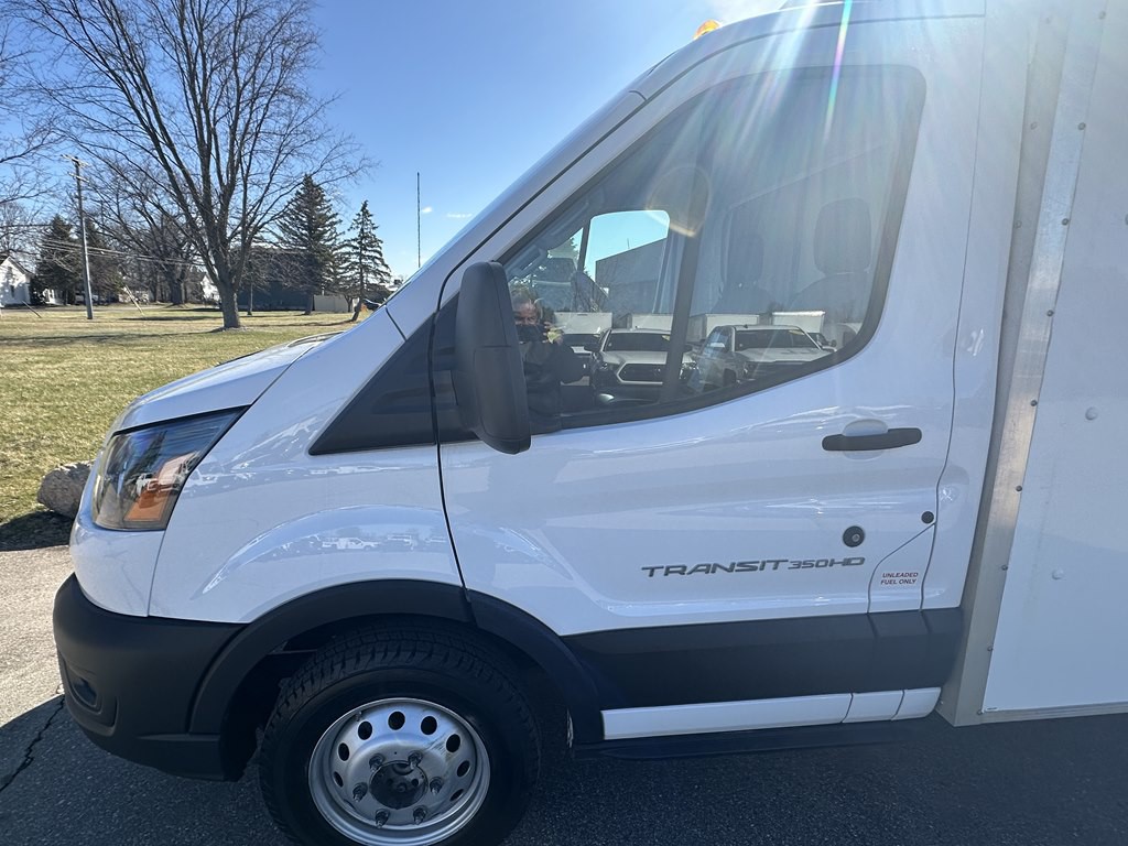 2023 Ford 12' Box Truck Image 4