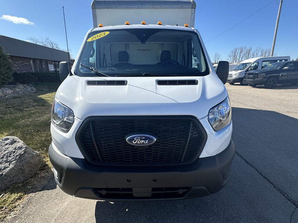 2023 Ford 12' Box Truck Image 5