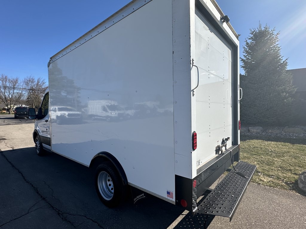 2023 Ford 12' Box Truck Image 6
