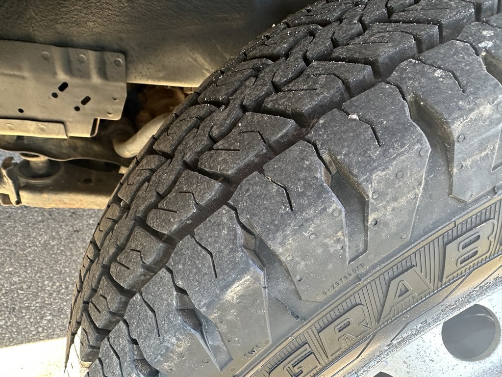 2023 Ford 12' Box Truck Image 9