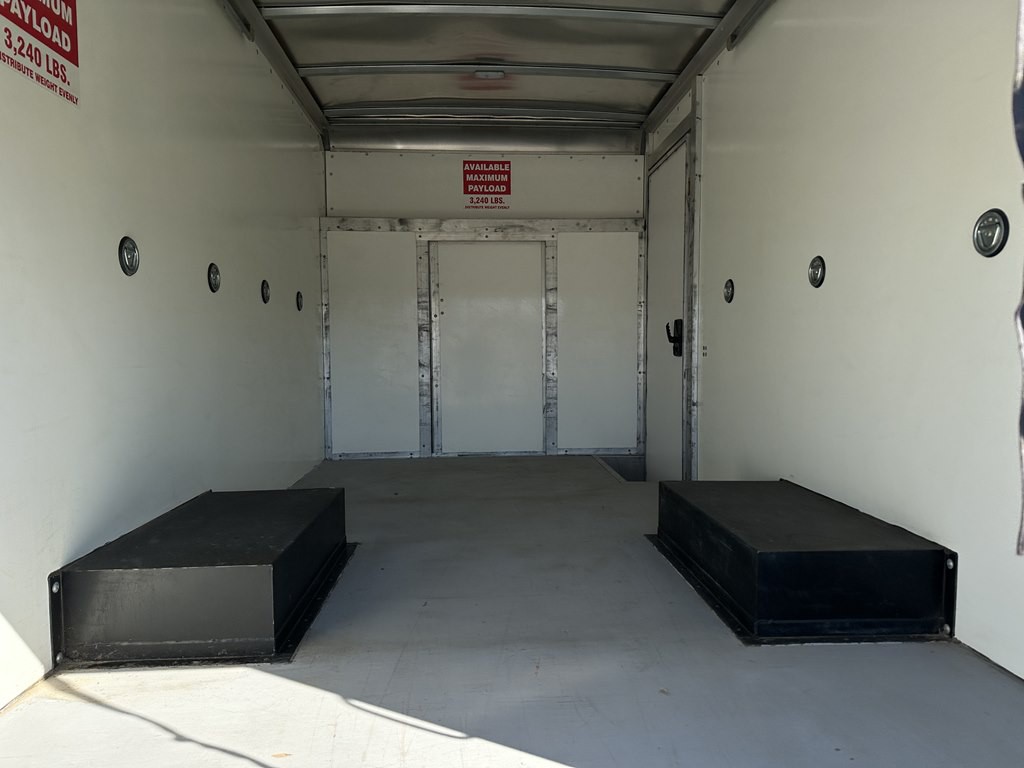 2023 Ford 12' Box Truck Image 10