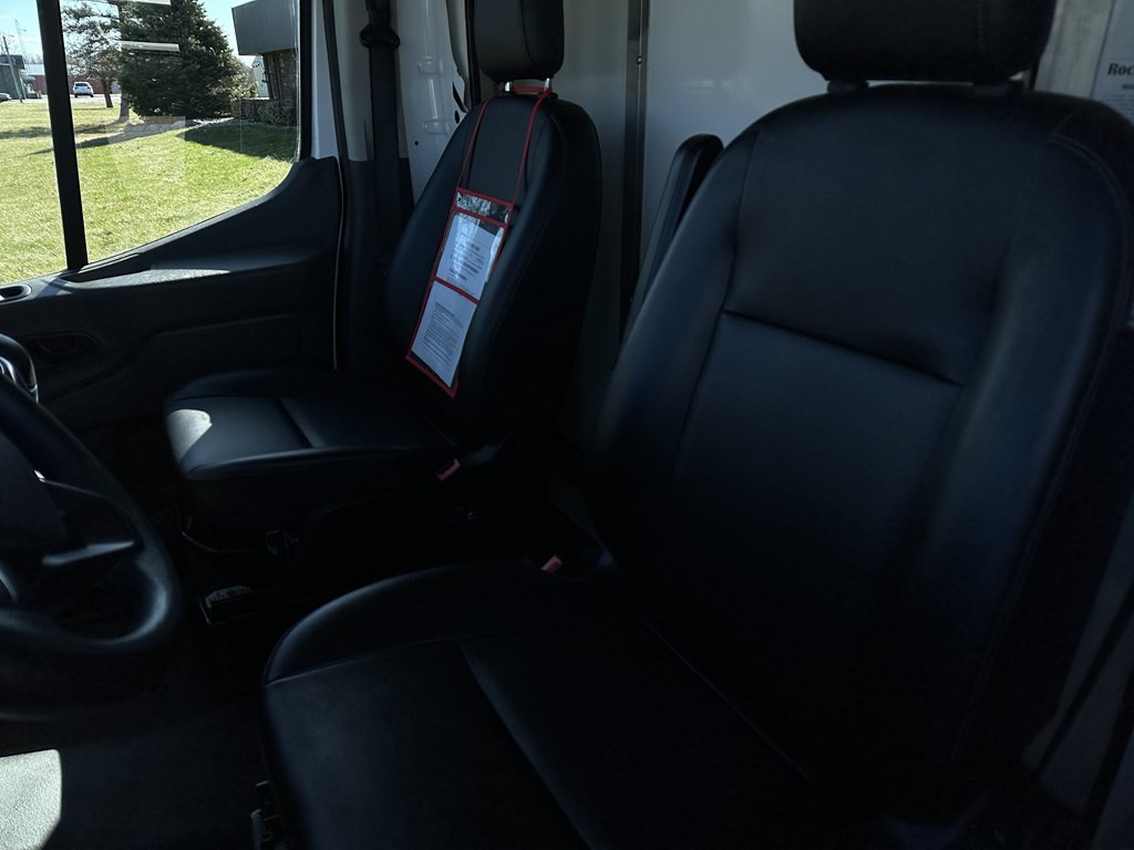 2023 Ford 12' Box Truck Image 11