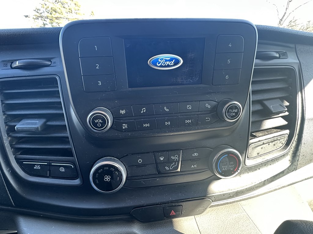 2023 Ford 12' Box Truck Image 14