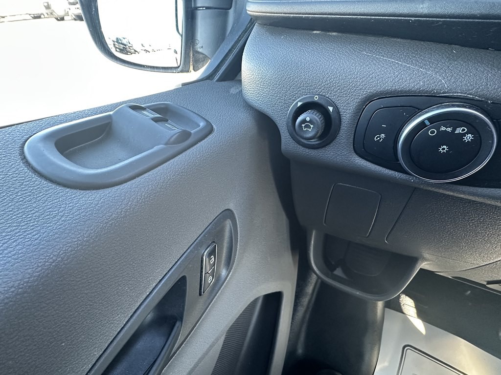 2023 Ford 12' Box Truck Image 16