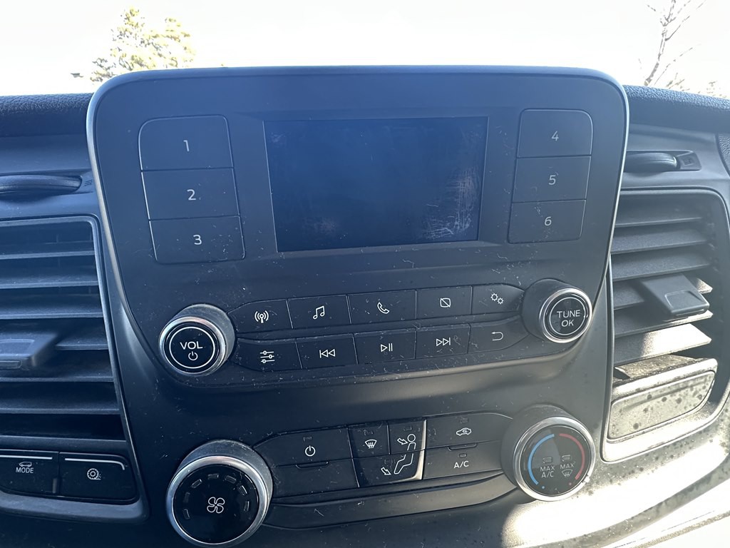 2023 Ford 12' Box Truck Image 17