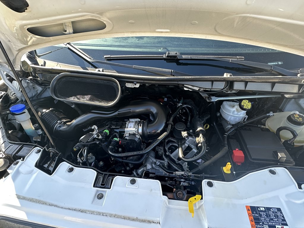 2023 Ford 12' Box Truck Image 18