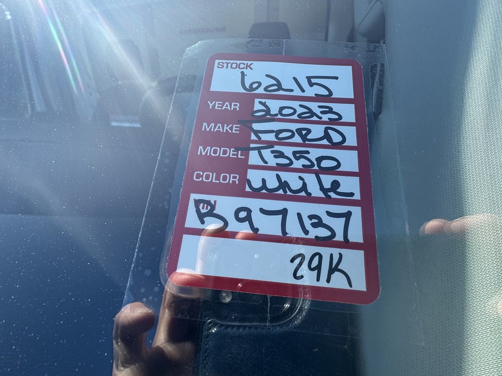 2023 Ford 12' Box Truck Image 20