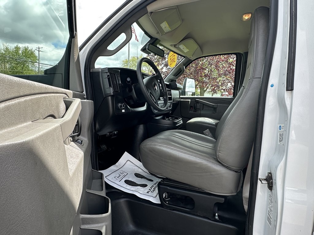2021 GMC Savana Image 19
