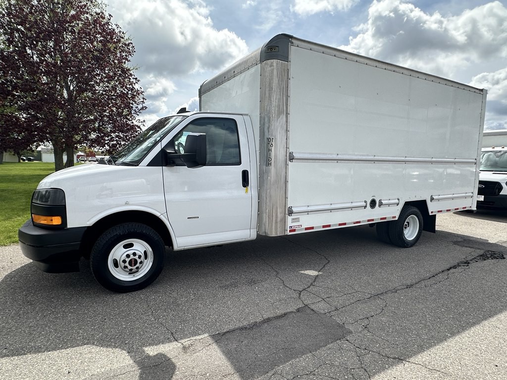 2021 GMC Savana Image 21