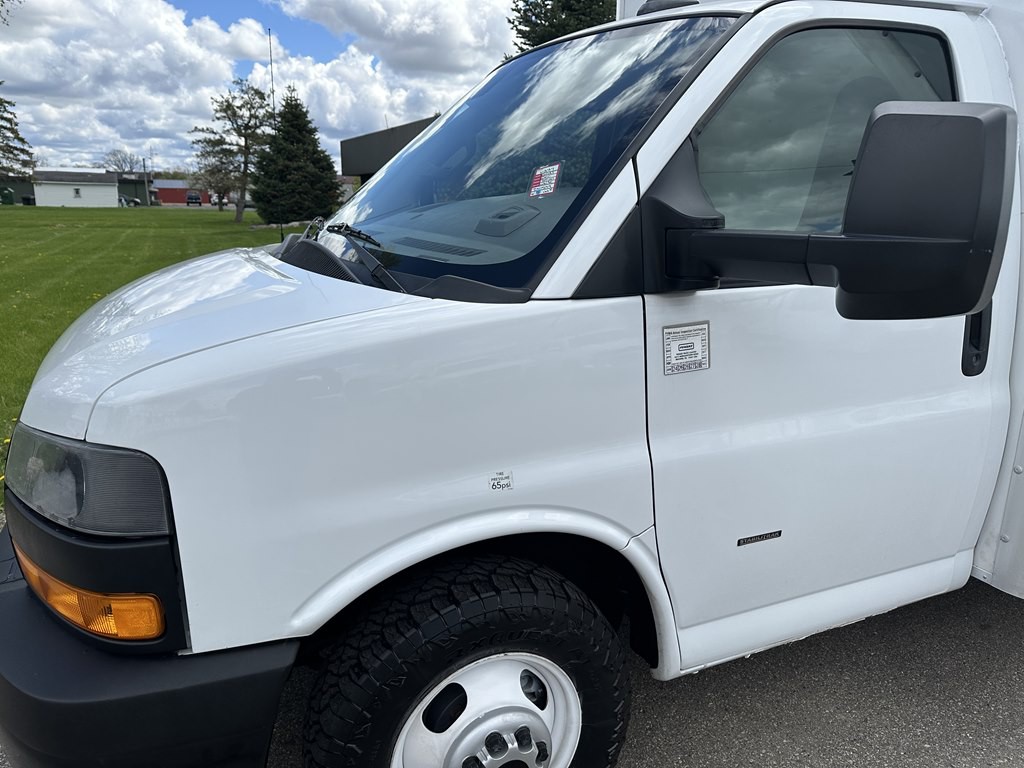 2021 GMC Savana Image 4