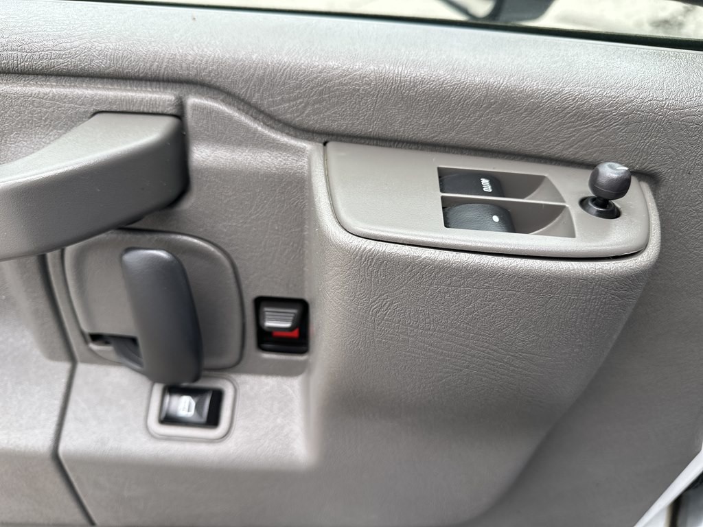 2021 GMC Savana Image 17