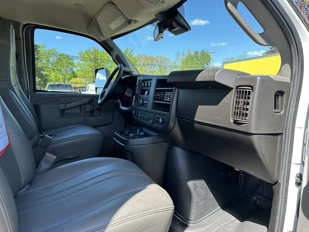 2021 GMC Savana Image 6