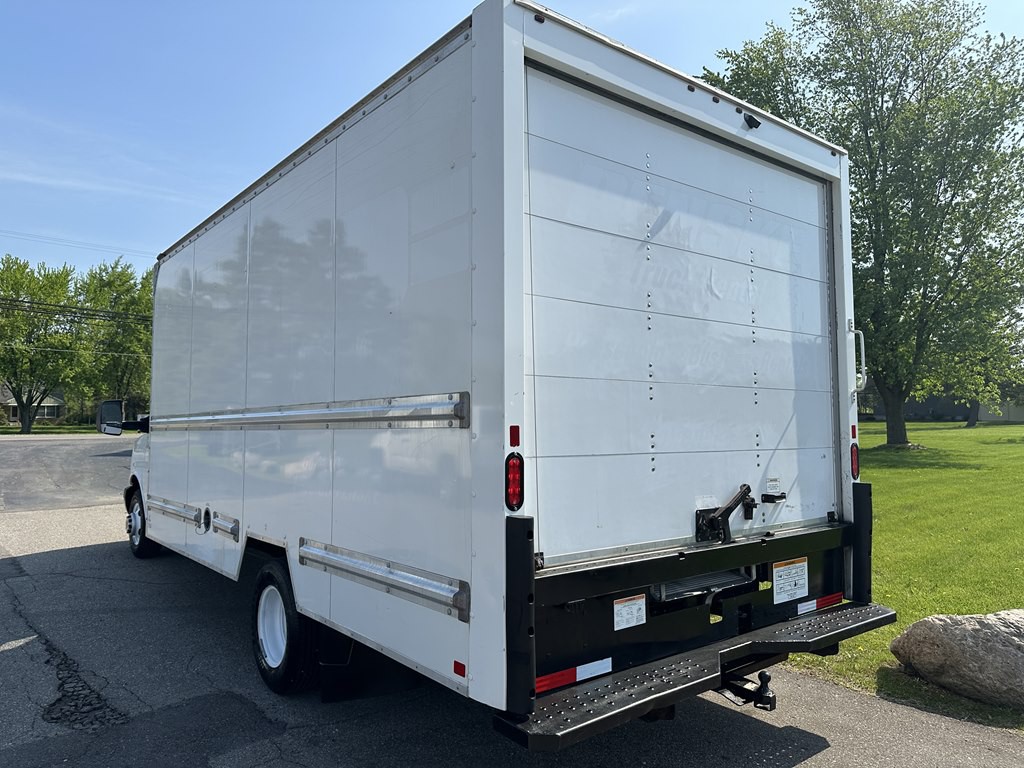 2021 GMC Savana Image 14