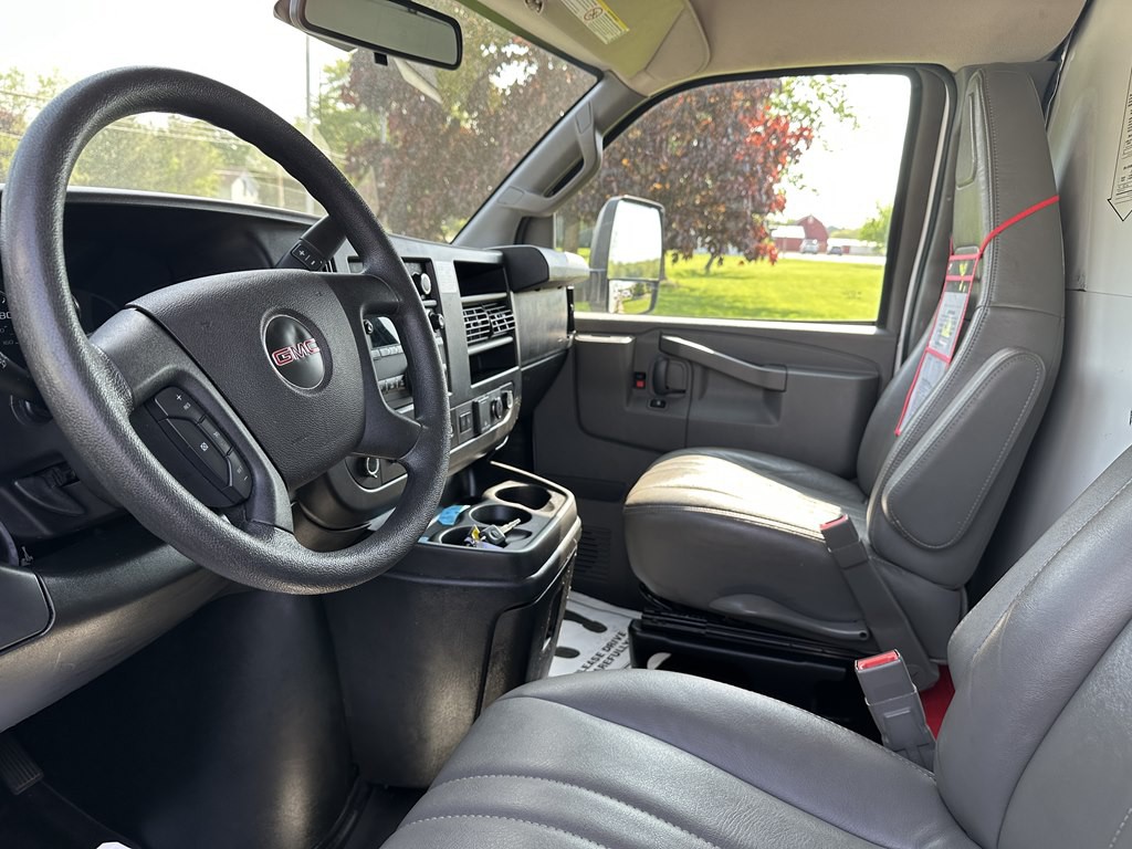 2021 GMC Savana Image 17