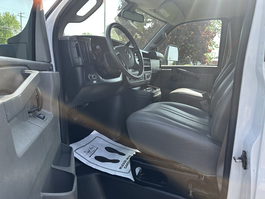 2021 GMC Savana Image 18