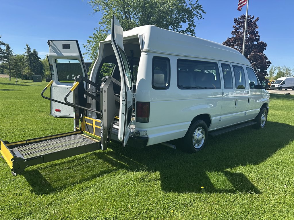 2011 Ford Econoline Image 23