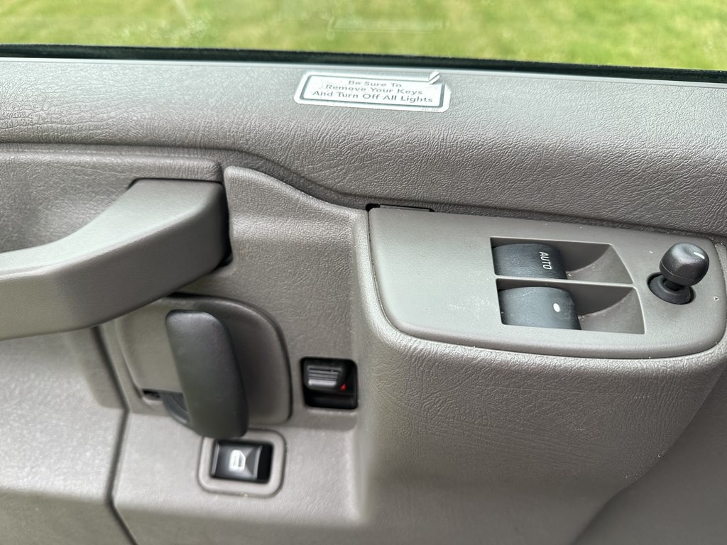2021 GMC Savana Image 18