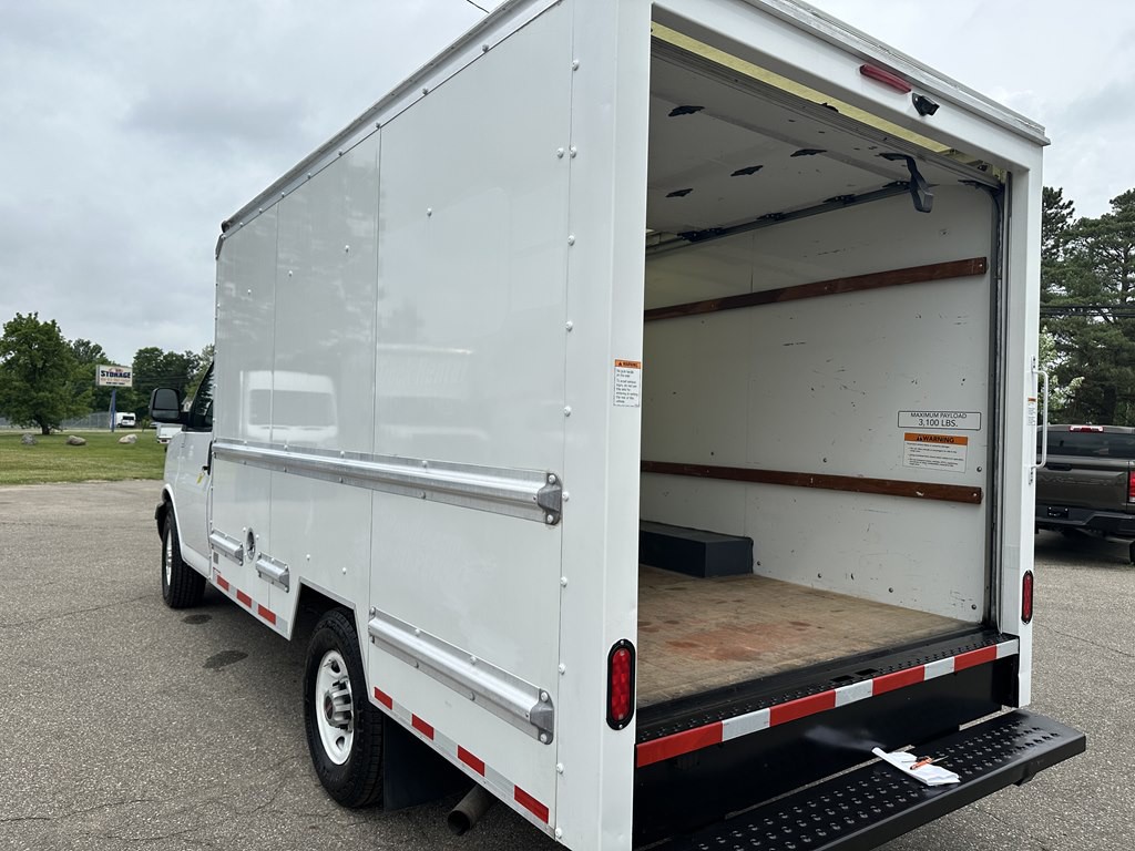 2021 GMC Savana Image 6