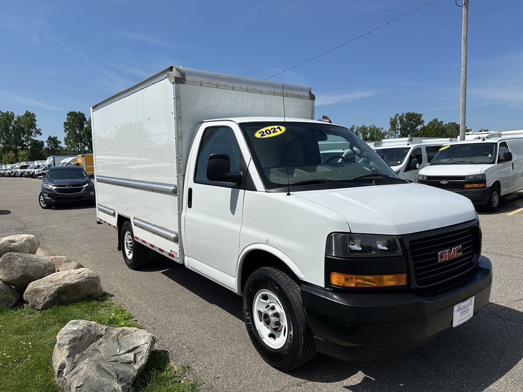 2021 GMC Savana Image 2