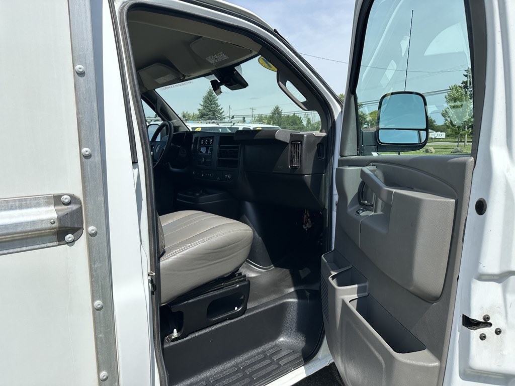 2021 GMC Savana Image 3