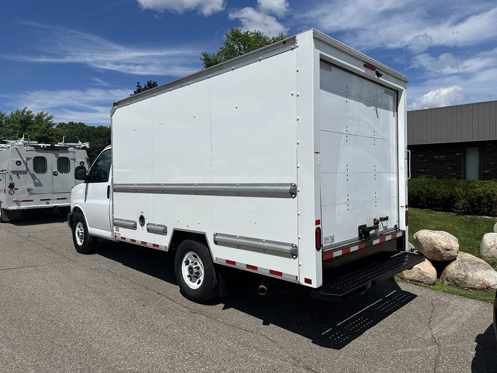 2021 GMC Savana Image 3