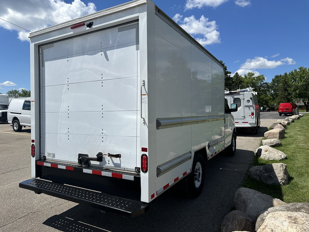 2021 GMC Savana Image 6