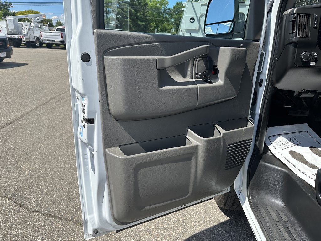 2021 GMC Savana Image 13