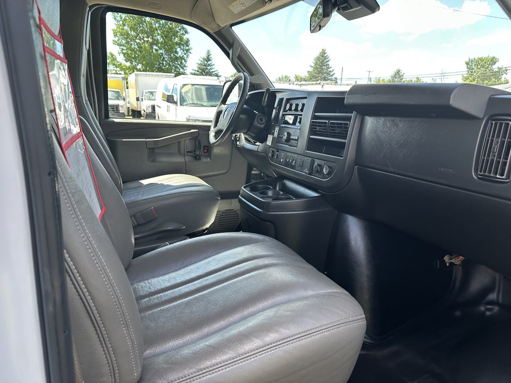 2021 GMC Savana Image 16