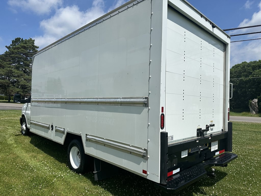 2022 GMC Savana Image 3