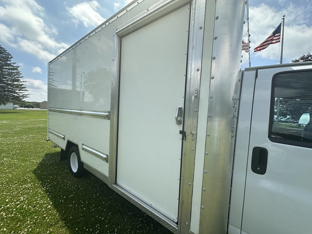 2022 GMC Savana Image 15
