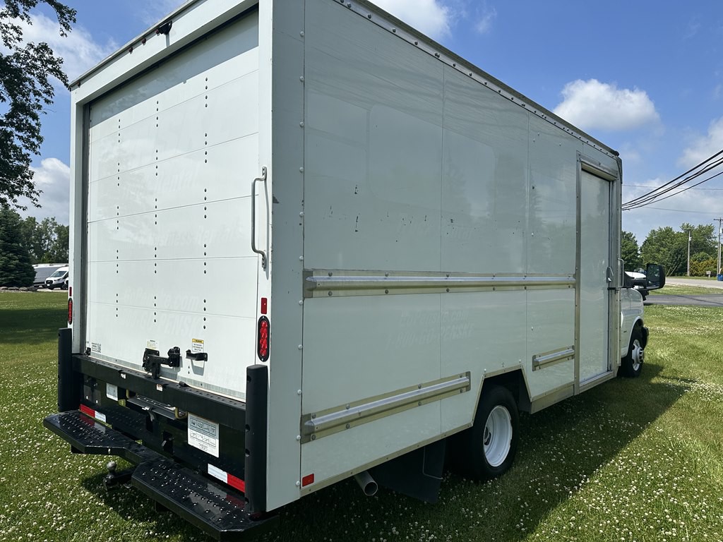 2022 GMC Savana Image 4
