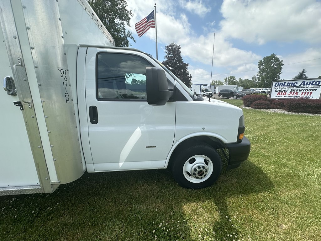 2022 GMC Savana Image 17
