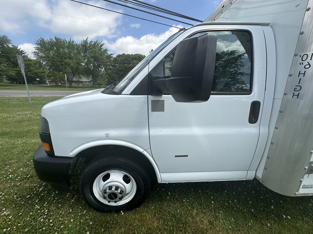 2022 GMC Savana Image 18