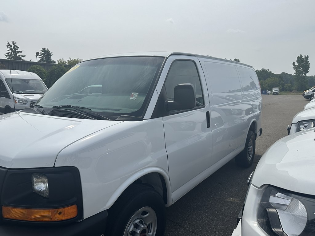 2017 GMC Savana Image 1