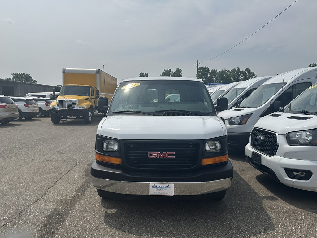 2017 GMC Savana Image 2