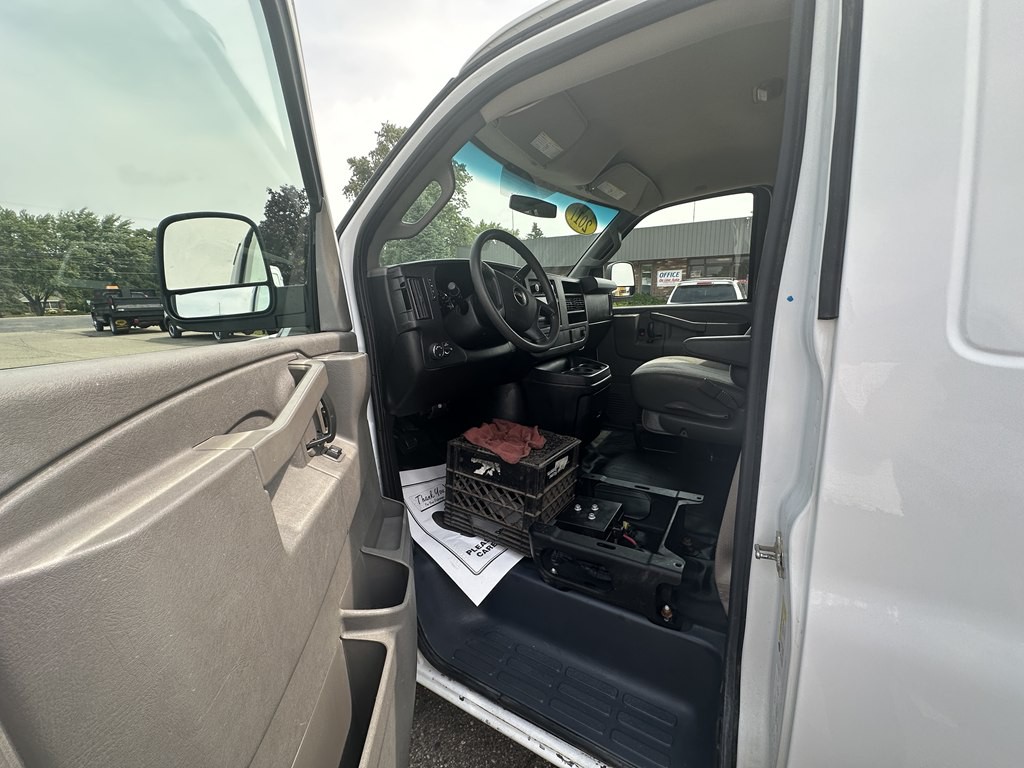 2017 GMC Savana Image 9