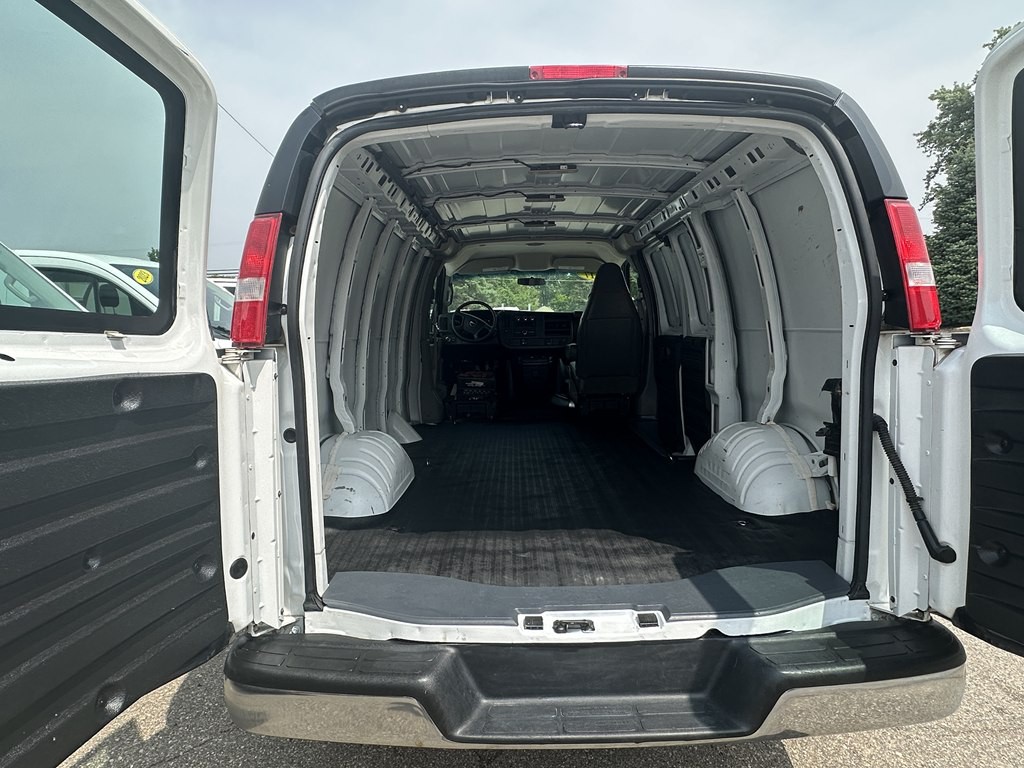 2017 GMC Savana Image 11