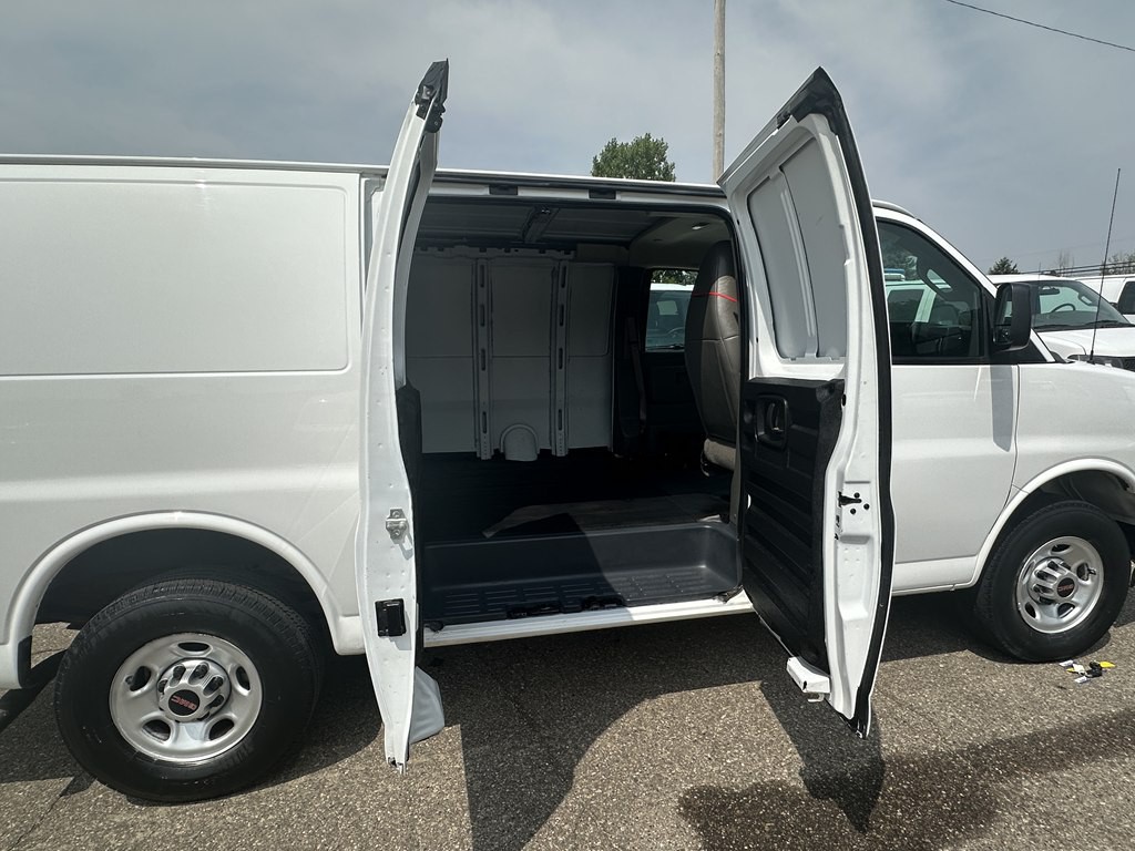 2017 GMC Savana Image 14
