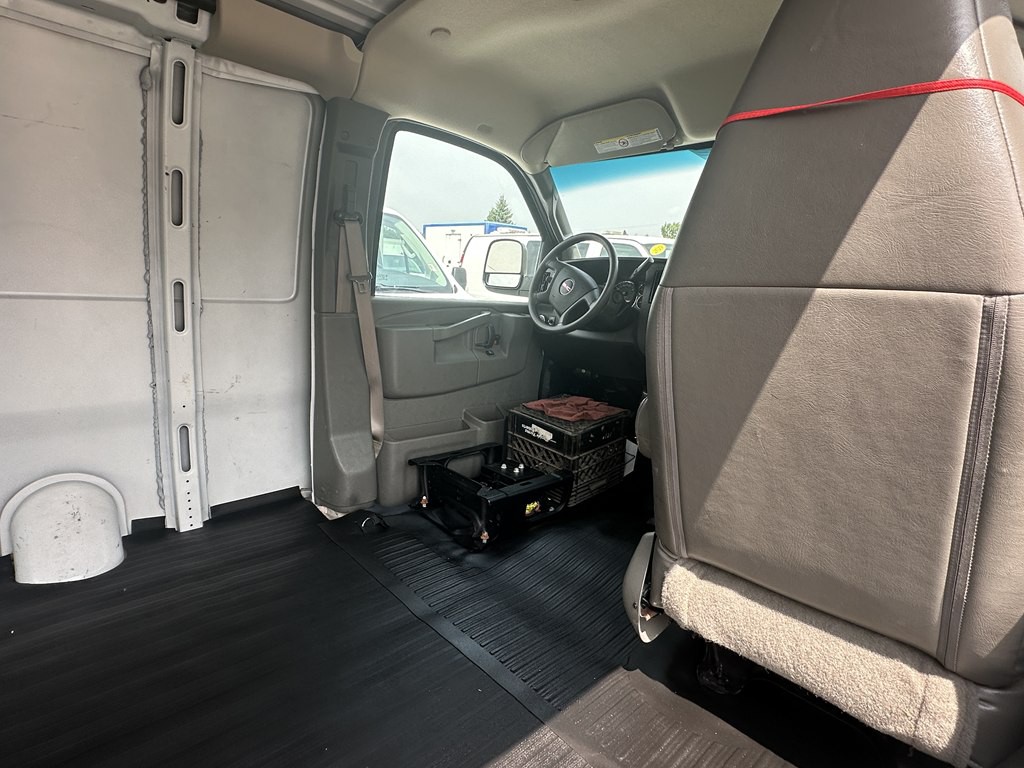 2017 GMC Savana Image 15