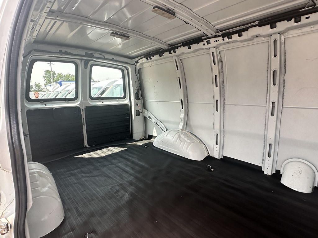2017 GMC Savana Image 16