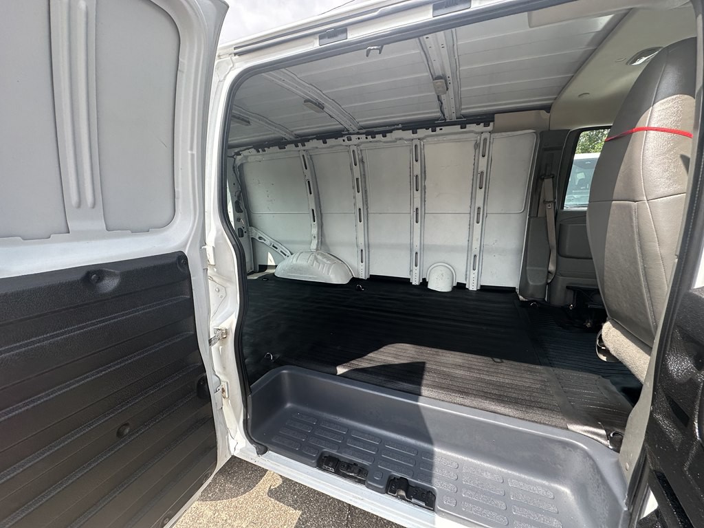2017 GMC Savana Image 17