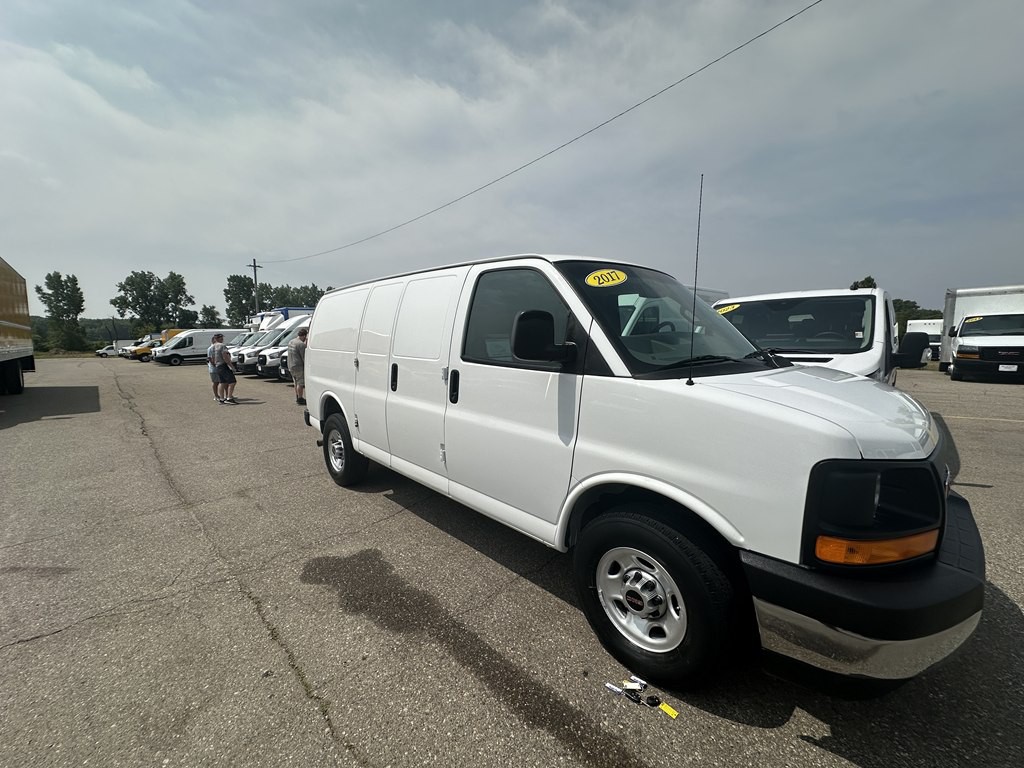2017 GMC Savana Image 18