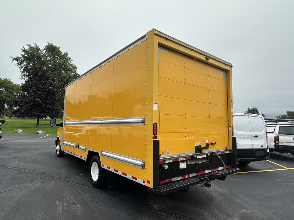 2021 GMC Savana Image 13