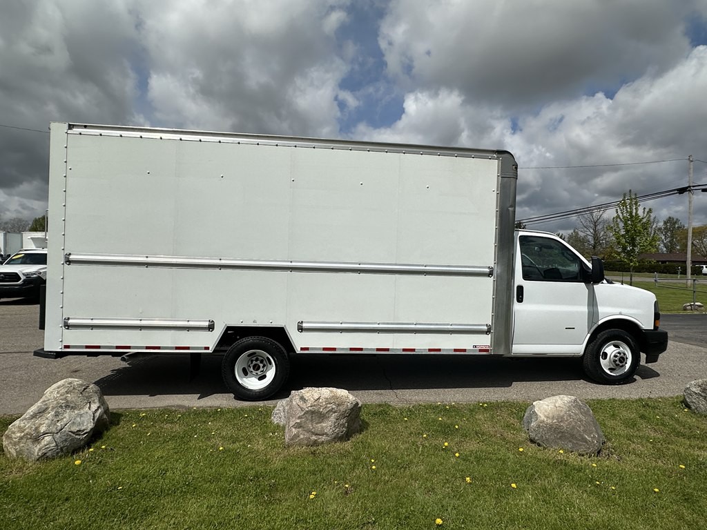 2021 GMC Savana Image 6