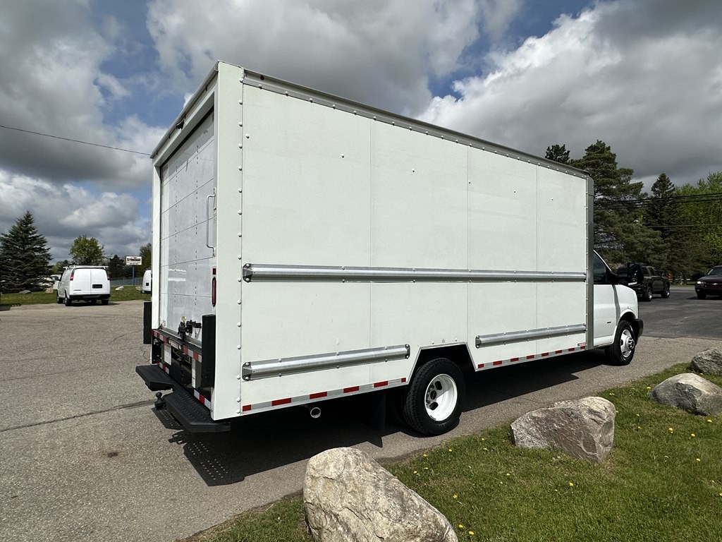2021 GMC Savana Image 7