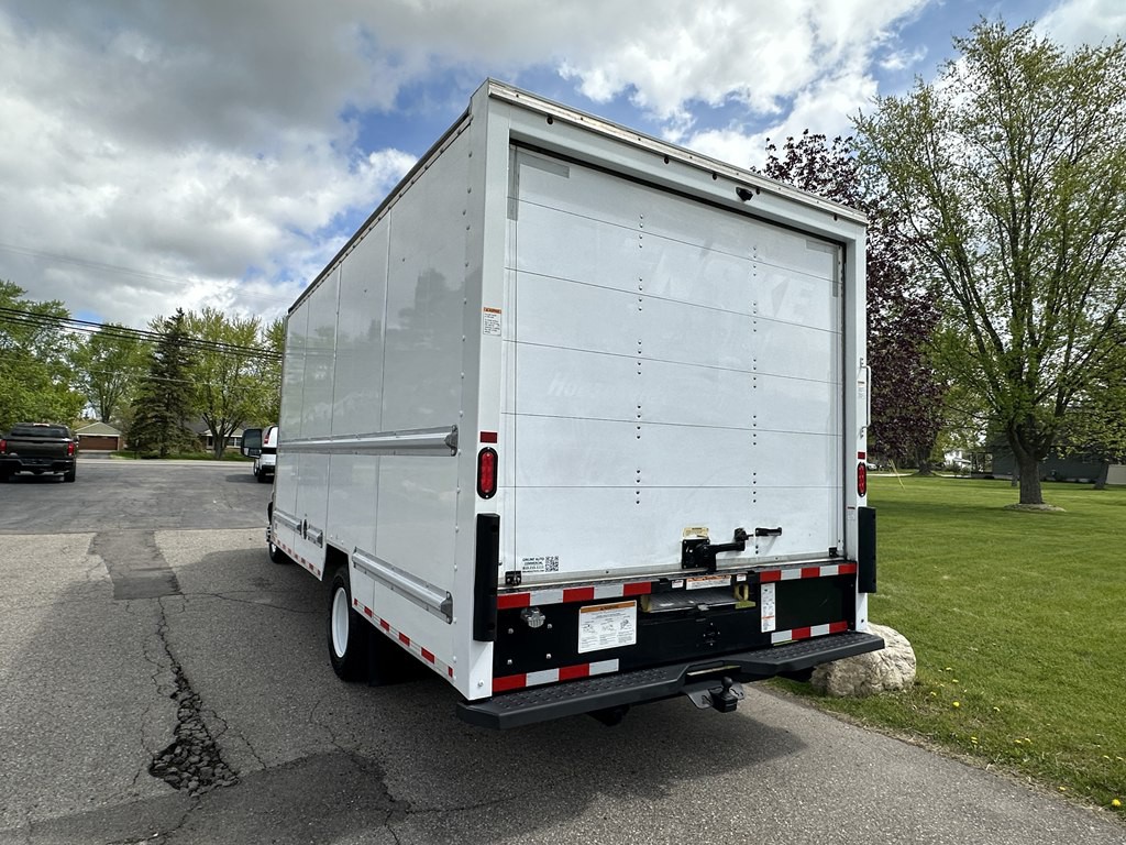 2021 GMC Savana Image 13