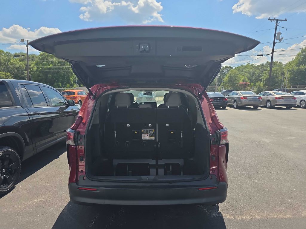 2021 Toyota Sienna Image 2