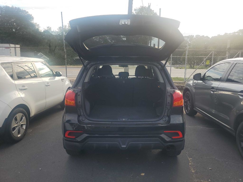 2019 Mitsubishi Outlander Image 2