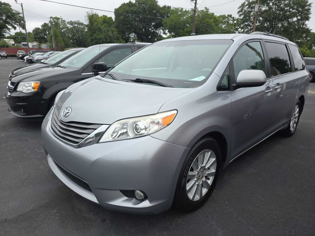 2013 Toyota Sienna Image 1